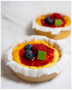 tartita de queso con frutas frescas