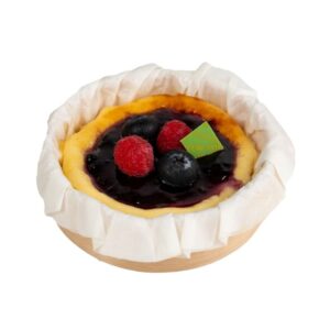 tartita de queso con arándanos y frutas frescas